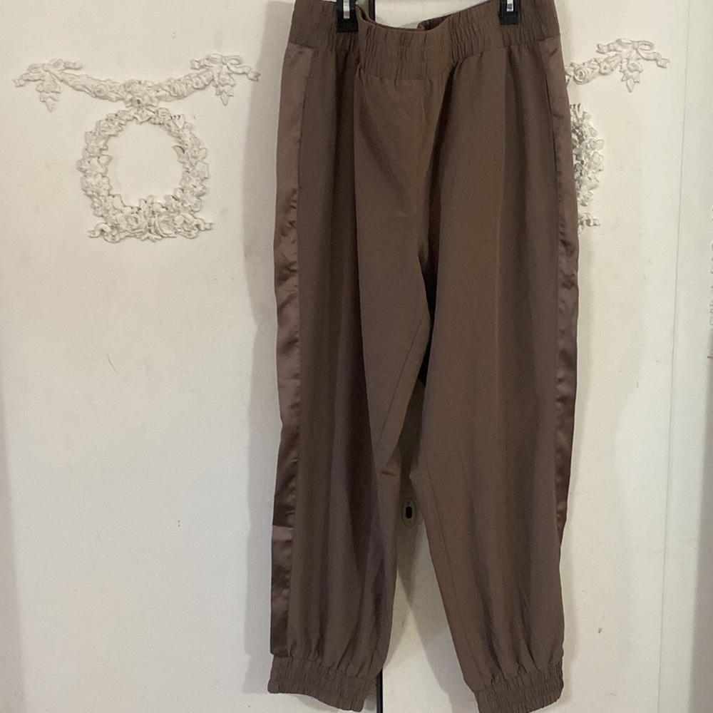 Satin trim Chico’s Zenergy joggers. SZ 3.5. 18. NWT